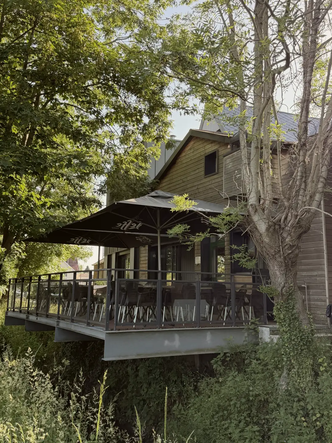 La terrasse ombragée de la Brasserie Le Deauville, à Achicourt