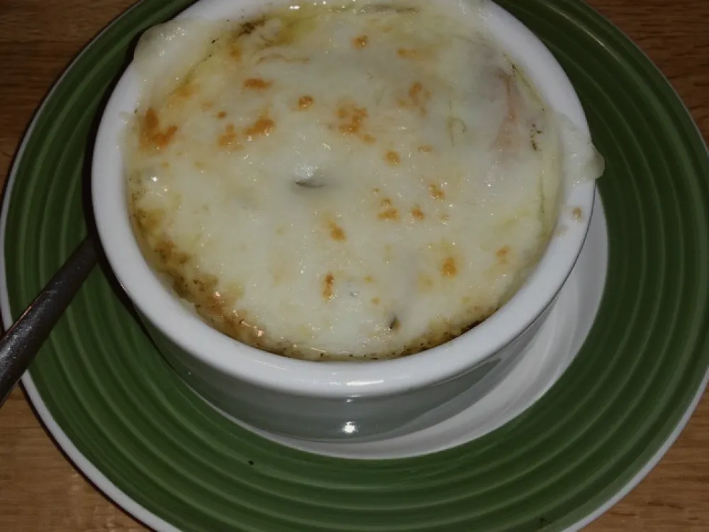 Soupe à l’oignon gratinée